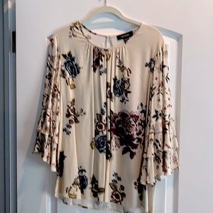 Pretty floral print Karen Kane top!